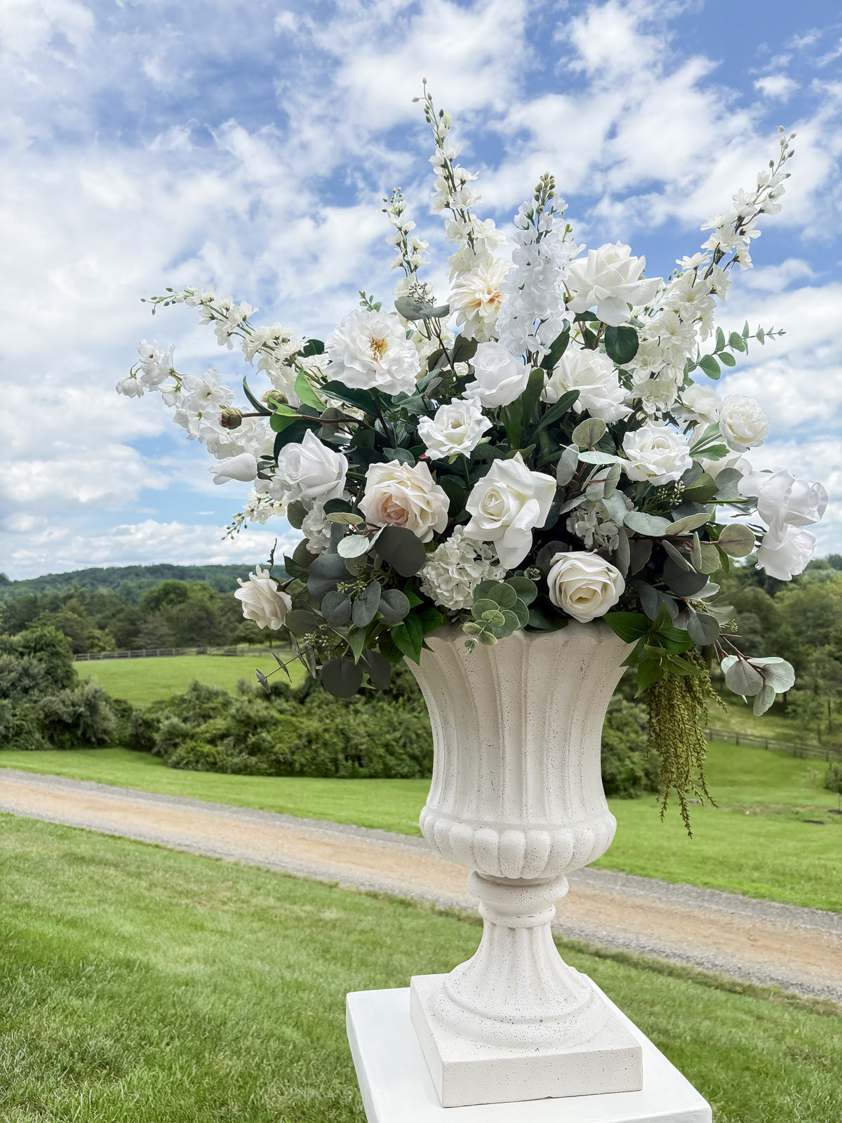 Carmona Pedestal w/ Urns Package