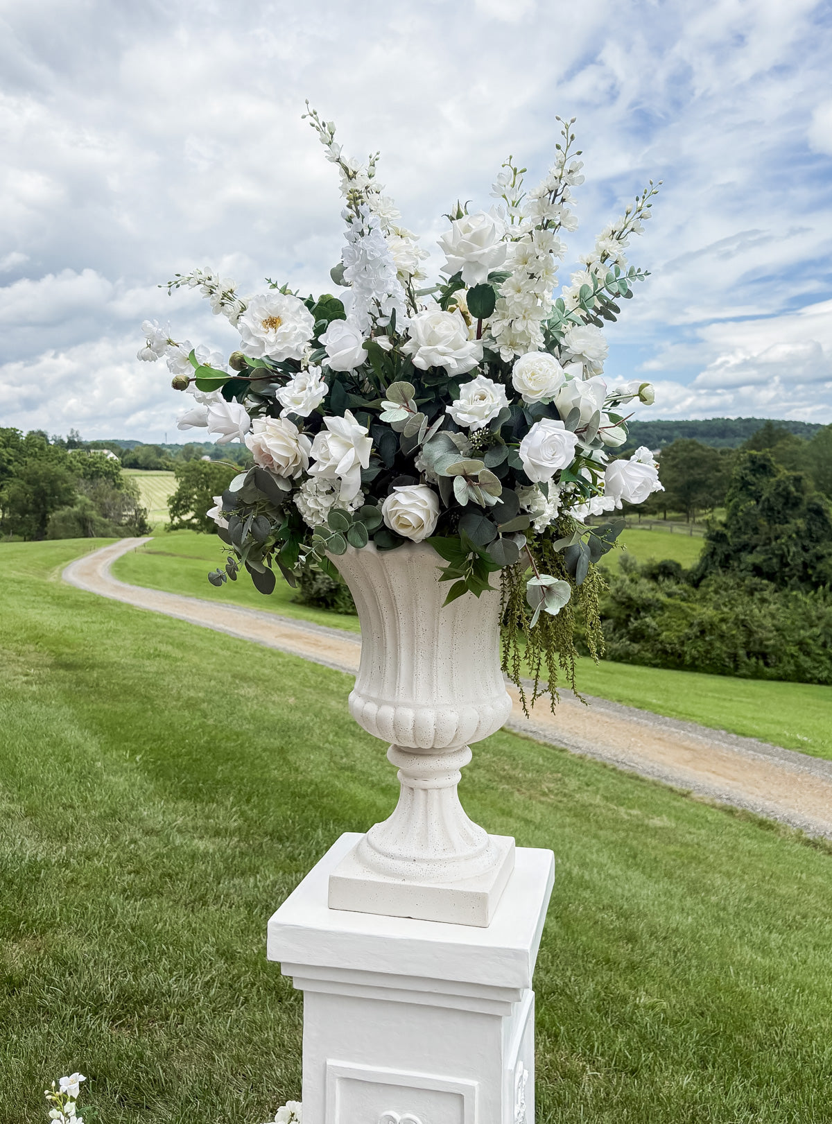 Carmona Pedestal w/ Urns Package